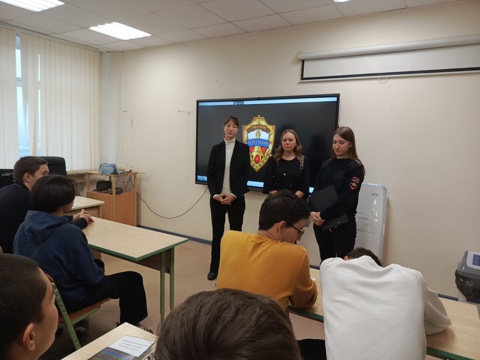 В рамках акции «Сообщи, где торгуют смертью» полицейские севера Москвы провели профилактическую лекцию для студентов
