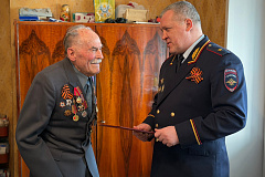 Начальник УВД по САО Алексей Ионов поздравил ветерана Великой Отечественной войны