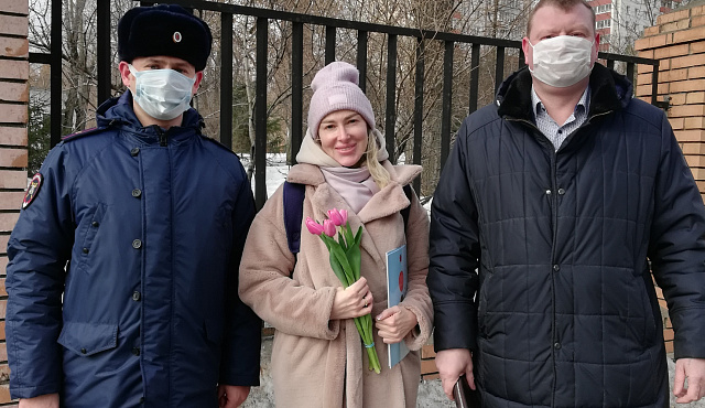 В рамках акции «Цветы для автоледи» госавтоинспекторы севера Москвы поздравили женщин-водителей с праздником