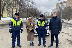 Полицейские севера Москвы провели акцию «Цветы для автоледи»