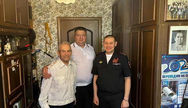 В  преддверии празднования годовщины Великой Победы над фашизмом  полицейские севера Москвы поздравили ветерана с праздником
