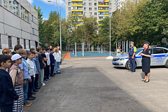 Госавтоинспекторы Северного округа Москвы проводят профилактические мероприятия в школах
