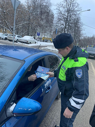 Госавтоинспекторы севера столицы провели информационно-правовую акцию в преддверии Дня Конституции